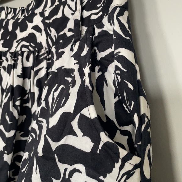Forever 21 Black & White Floral Skirt with Pockets - Picture 7 of 7
